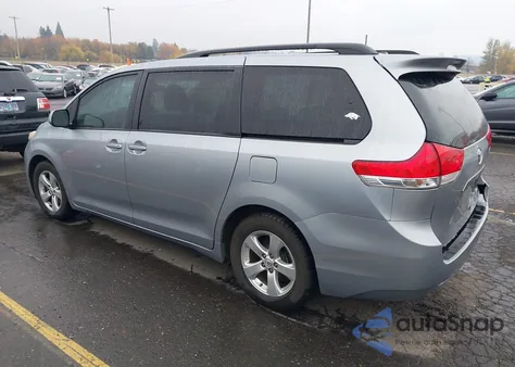 2014 Toyota Sienna Le V6 8 Passenger z USA, uszkodzony, nr VIN 5TDKK3DC5ES503410